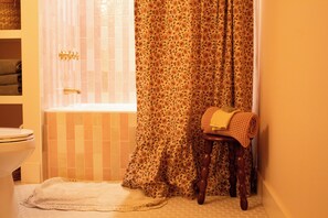 Towels, soap, toilet paper - Charming two bedroom cottage in Leslie with sunset views (Leslie)