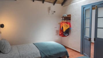 4 bedrooms, iron/ironing board, WiFi (free), bed sheets