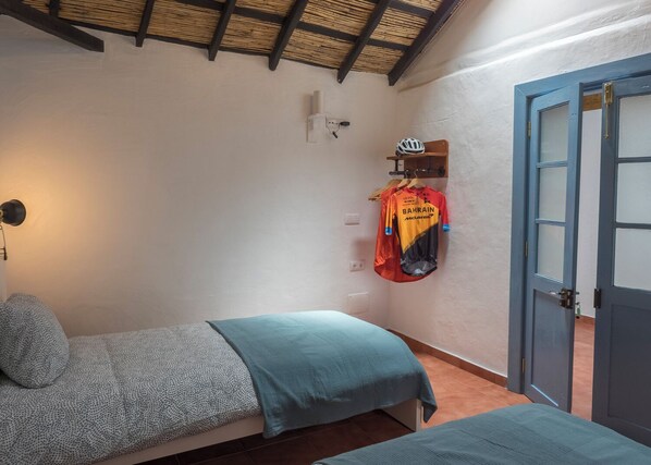 4 bedrooms, iron/ironing board, free WiFi, bed sheets