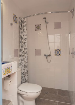 Bathroom - Vista del Drago: Spacious Sea-View Villa Near Tenerife’s Ancient Dragon Tree (Icod de los Vinos)
