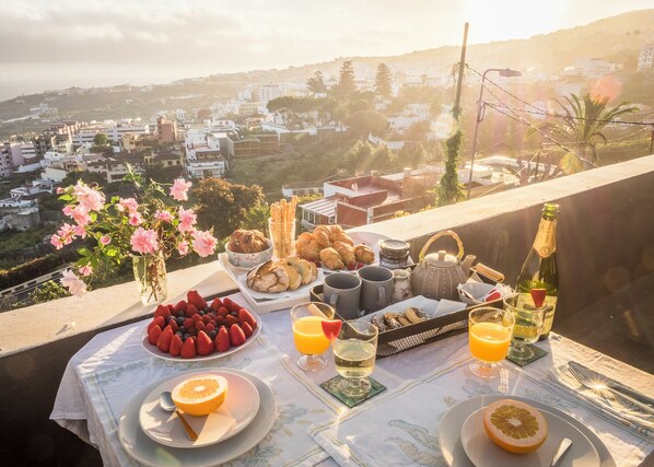 Outdoor dining - Vista del Drago: Spacious Sea-View Villa Near Tenerife’s Ancient Dragon Tree (Icod de los Vinos)