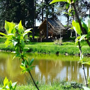 Property grounds - Cabin “La Cabane Spa de Céline” with Shared Pool, Wi-Fi, and Air Conditioning (Voussac)