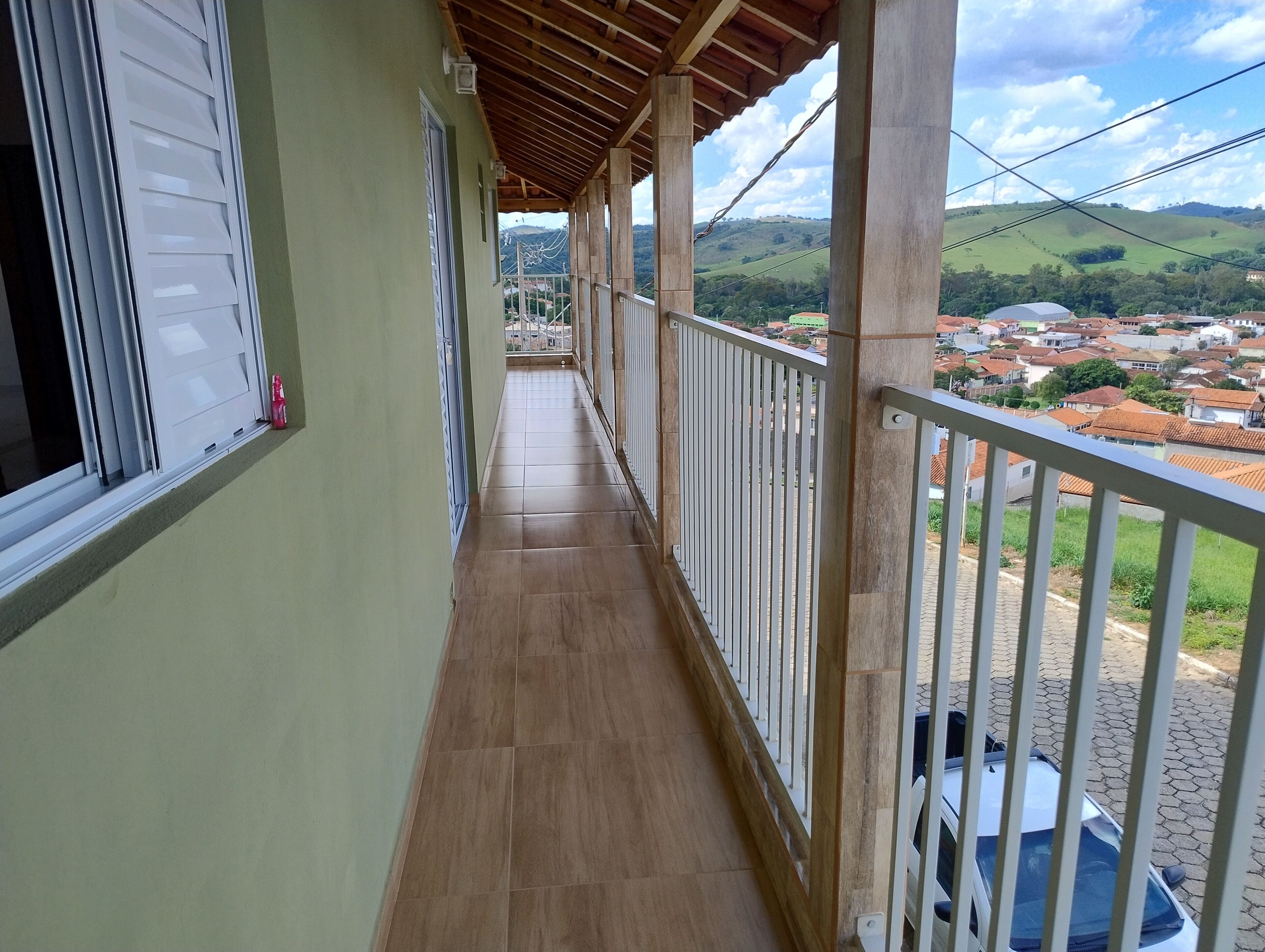 Uma varanda com vista para uma cidade montanhosa.