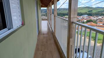 Uma varanda com vista para uma cidade montanhosa.