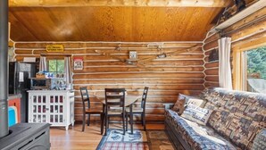 Living area - Montana Cabin close to downtown (Red Lodge)