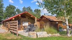 Outdoor dining - Montana Cabin close to downtown (Red Lodge)