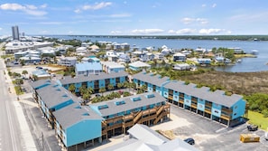 Ein Küstenhotel mit mehrstöckigen Gebäuden, einem Yachthafen und Blick auf das Wasser.