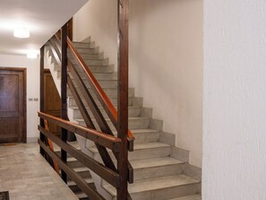 A staircase with wooden handrails and a marble floor. - Apartment Ilda by Interhome (Morgex)