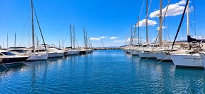 A marina with multiple sailboats docked in calm waters under a clear sky. - Apartment Le Mistral by Sur la mer (Saint Raphael)