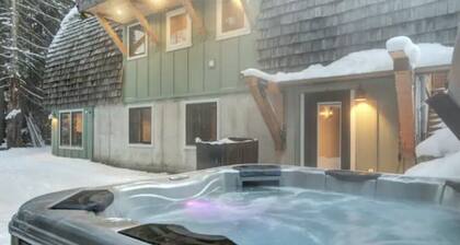 Luxury Mountain Modern / Hot tub near Brighton