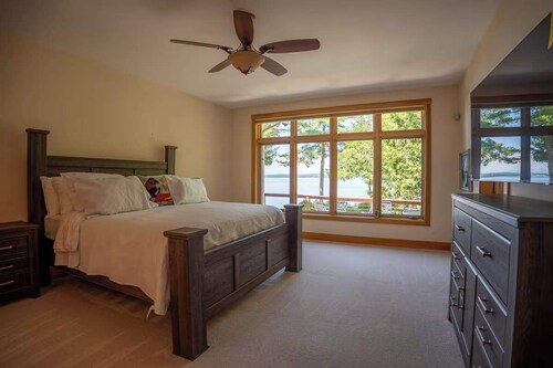 Lakefront Estate w/ Dock, Hot Tub & Bar/Game Room