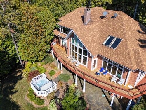 Lakefront Estate w/ Dock, Hot Tub & Bar/Game Room