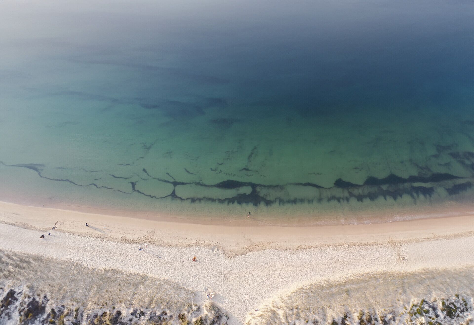 Une plage à l’eau claire et au sable fin.