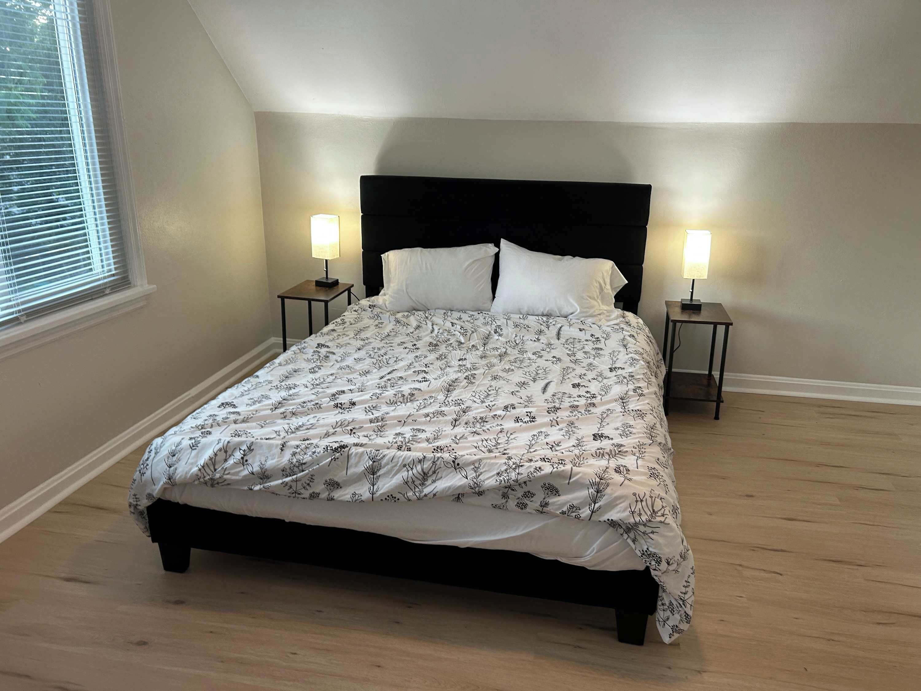 Tabla de planchar con plancha, wifi y ropa de cama 