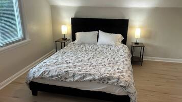 Tabla de planchar con plancha, wifi y ropa de cama