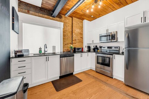 *Golden Loft*- RARE Downtown 2BR + Parking & Games