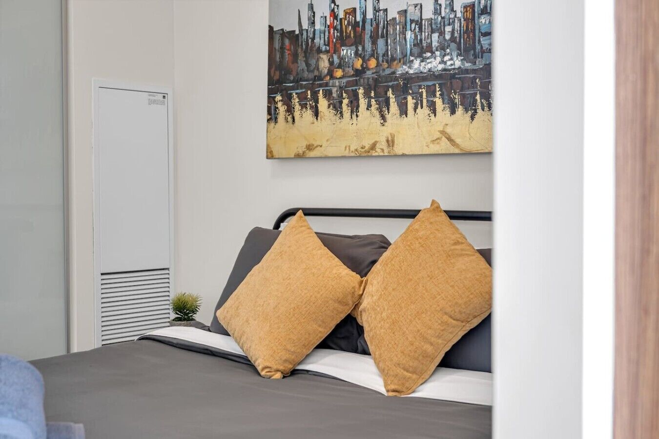 Een bureau, een strijkplank/strijkijzer, wifi, beddengoed