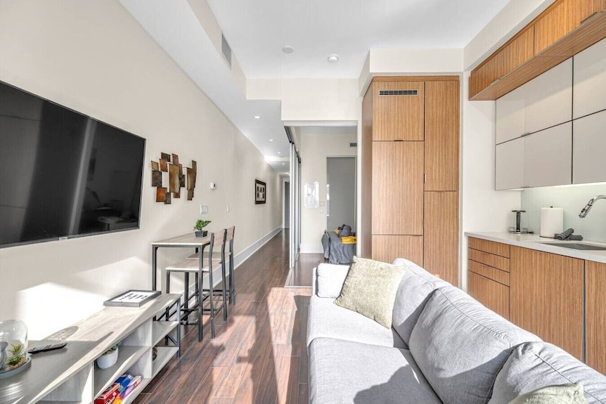*In The Heart* Spacious Condo Right In Downtown - Toronto