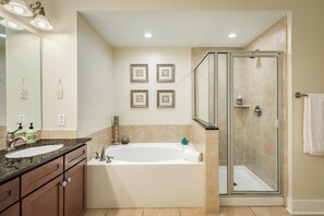 Een badkamer met een bad, een douche en een wastafel.