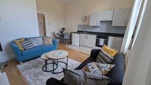 Eine moderne Wohnung mit Wohnzimmer, Essbereich und Küche.
