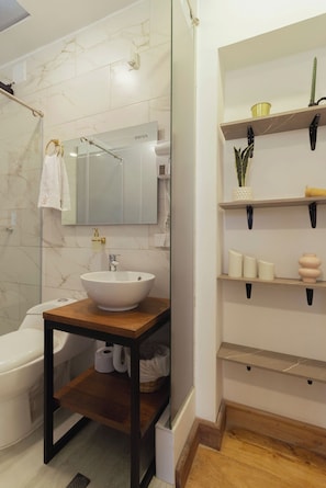 Suite | Baño | Ducha, toallas, jabón y champú