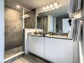 Regadera, toallas, jabón, shampoo 