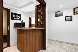 A hotel reception desk with a sign indicating it is serviced by OYO. - Hotel O Ripon Street SR Royale (Kolkata)