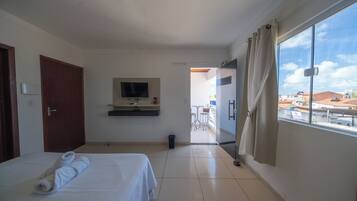 Quarto casal luxo, varanda coberta, vista parcial para o mar