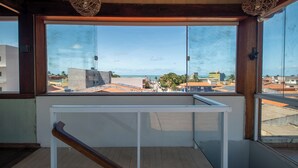 A balcony with a view of a coastal cityscape, wooden railings, and a clear sky. - POUSADA VIVA MARAGOGI (Maragogi)