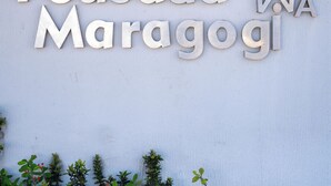 A sign with the text 'Pousada Maragogi' and a logo with a yellow arrow. - POUSADA VIVA MARAGOGI (Maragogi)