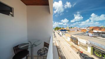 Quarto casal luxo, varanda coberta, vista parcial para o mar | Opções para refeição ao ar livre