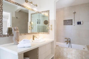 Chambre Double Supérieure | Salle de bain | Chaussons