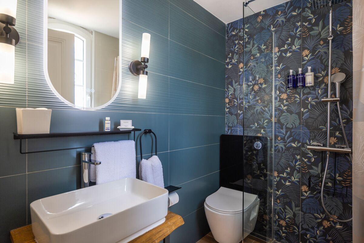 Habitación doble superior, baño privado | Baño | Zapatillas