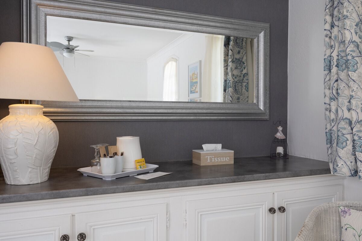 Habitación Deluxe doble, baño privado | Caja fuerte, cortinas opacas, tabla de planchar con plancha