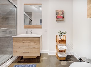 Bathroom - Stylish Studio Steps From Bell Centre (Montréal)