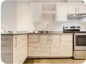 Private kitchen - Stylish Studio Steps From Bell Centre (Montréal)