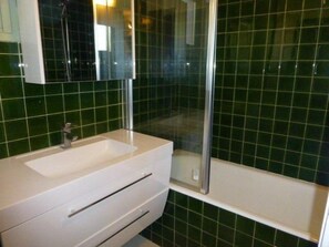 A bathroom with a white sink, a mirror, and a glass shower enclosure. - 220m from ski slopes, 3rd floor, balcony, tv, ski locker, 60m², Alpe d'Huez (L'Alpe d'Huez)