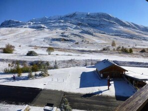 A snow-covered landscape with a wooden cabin and a clear sky. - 220m from ski slopes, 3rd floor, balcony, tv, ski locker, 60m², Alpe d'Huez (L'Alpe d'Huez)