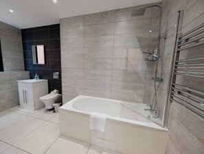 Secadora de cabello, toallas, jabón, papel de baño 