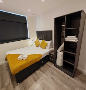 Tabla de planchar con plancha, wifi y ropa de cama 