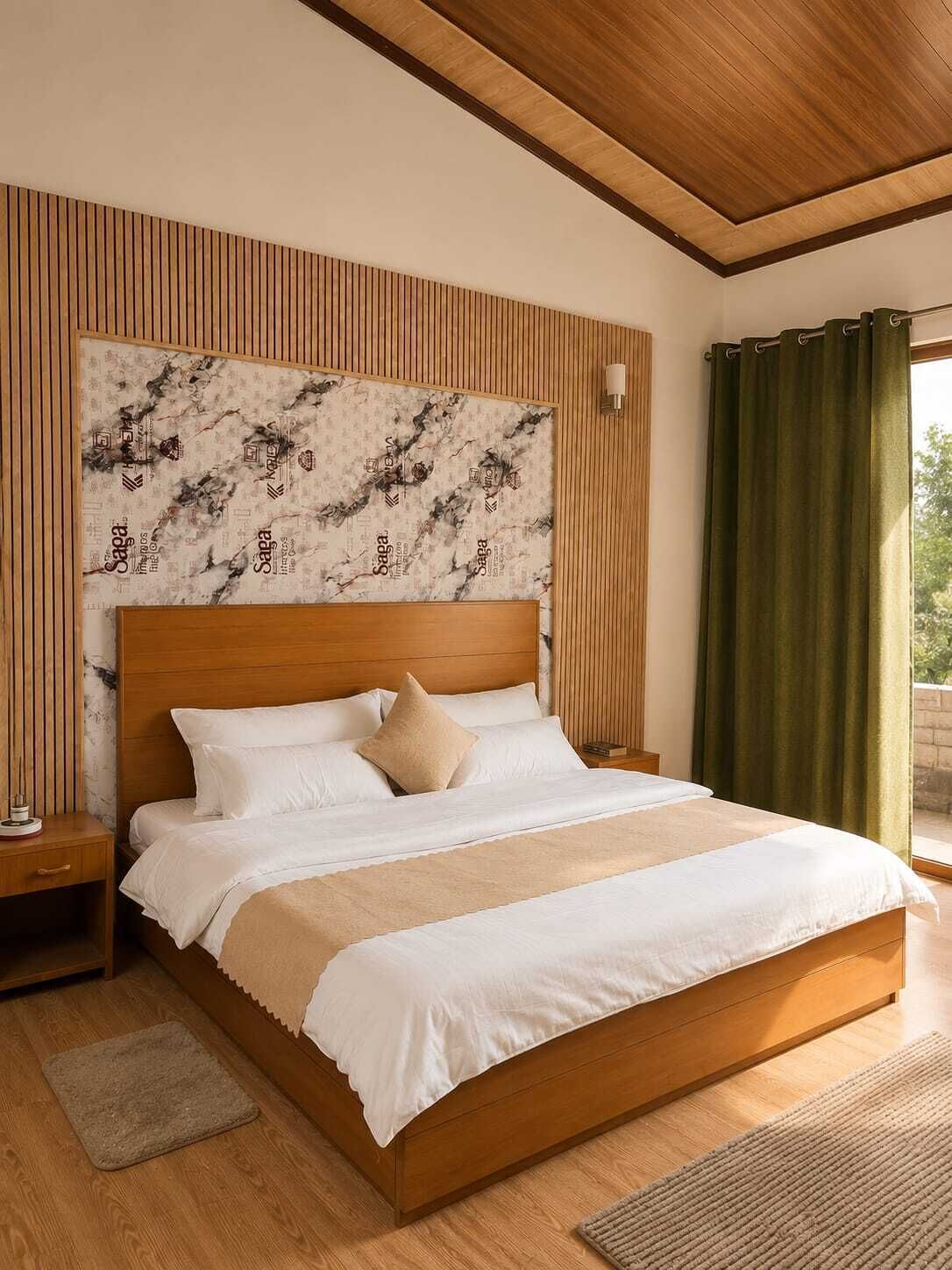 Un dormitorio con cabecera de madera, una cama grande con ropa blanca, una mesita de noche y vistas a zonas verdes.