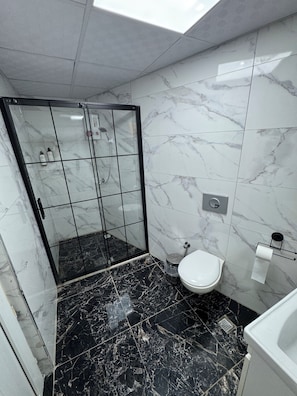 Family Quadruple Room, Balcony | Bathroom - Öz tralles otel (Aydın)