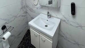 Family Quadruple Room, Balcony | Bathroom - Öz tralles otel (Aydın)