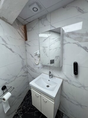 Family Quadruple Room, Balcony | Bathroom - Öz tralles otel (Aydın)