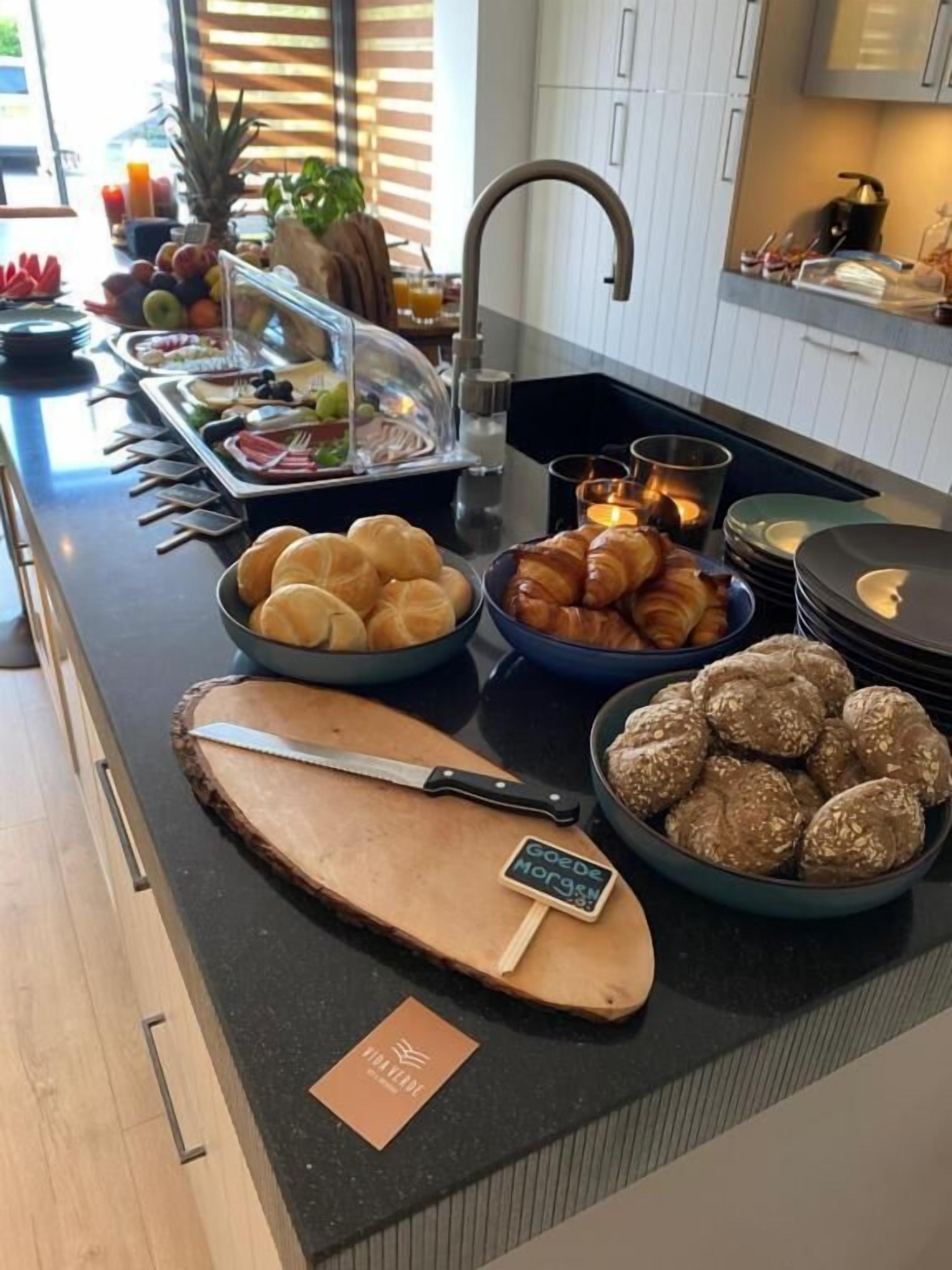 Kahden hengen perushuone, näköala puutarhaan | Ruokailu