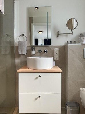 Deluxe-Dreibettzimmer, eigenes Bad | Badezimmer