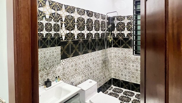 A bathroom with a shower, toilet, and sink. - Starlight Beach Hotel (Sihanoukville)