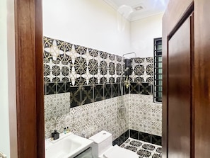 Double Room, City View | Bathroom - Starlight Beach Hotel (Preah Sihanouk)