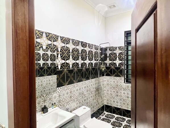 A bathroom with a shower, toilet, and sink. - Starlight Beach Hotel (Sihanoukville)