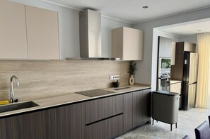 Wasserkocher mit Kaffee-/Teezubehör, Kühlschrank, Mikrowelle, Ofen